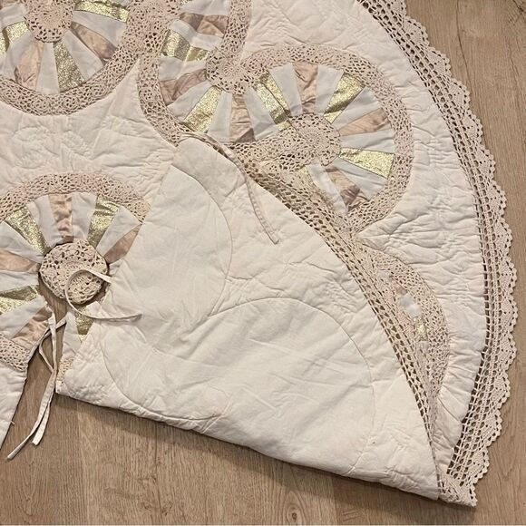 Vintage Quilted Lame Patch Crochet Trim Round Spilt Tie Tree Skirt Handmade - Picture 13 of 16